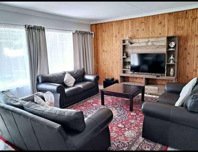 4 BEDROOM HOUSE FOR SALE IN FICHARDT PARK